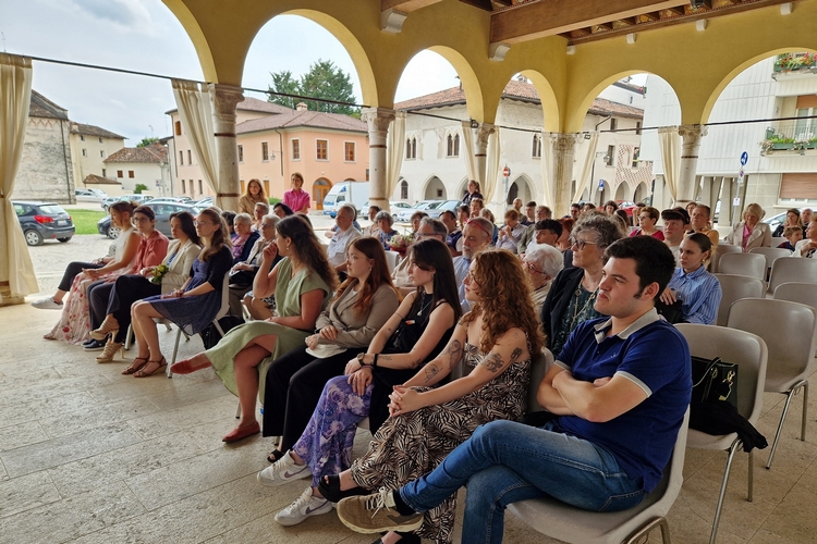 la cerimonia con i nuovi mosaicisti in prima fila